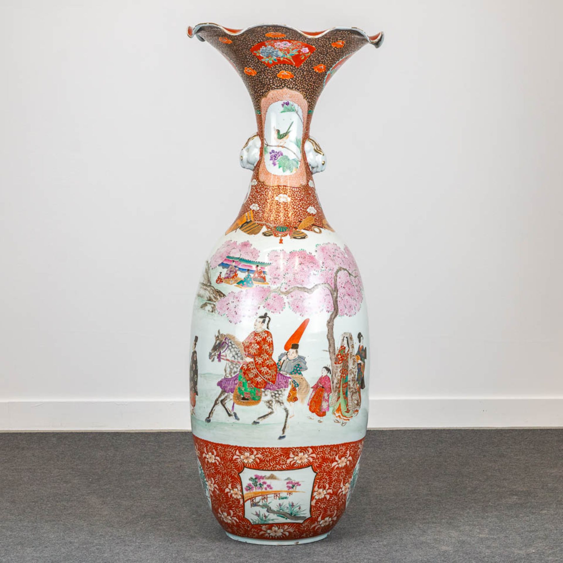 A large vase made of Japansese porcelain, decorated with blossoms. 19th/20th century. (106 x 40 cm)