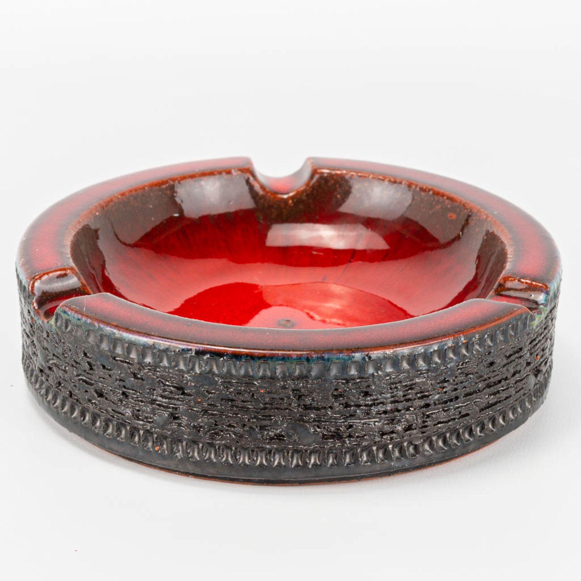 Rogier VANDEWEGHE (1923-2020) A collection of 2 ashtrays made of red glazed ceramics for Amphora. Ma - Image 10 of 19