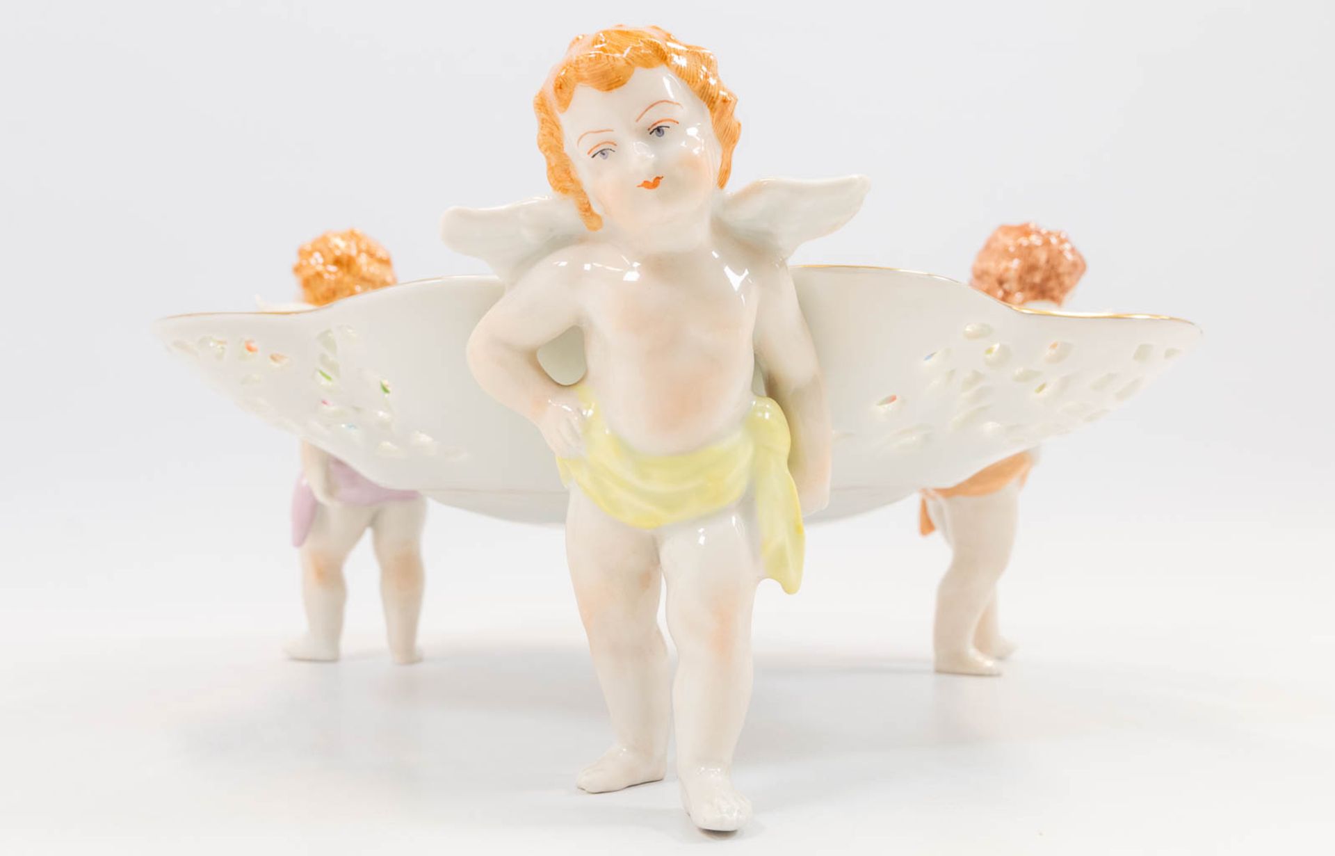 An ajoured porcelain basket, carried by putti, with hand-painted flower decor and marked on the base - Bild 4 aus 16