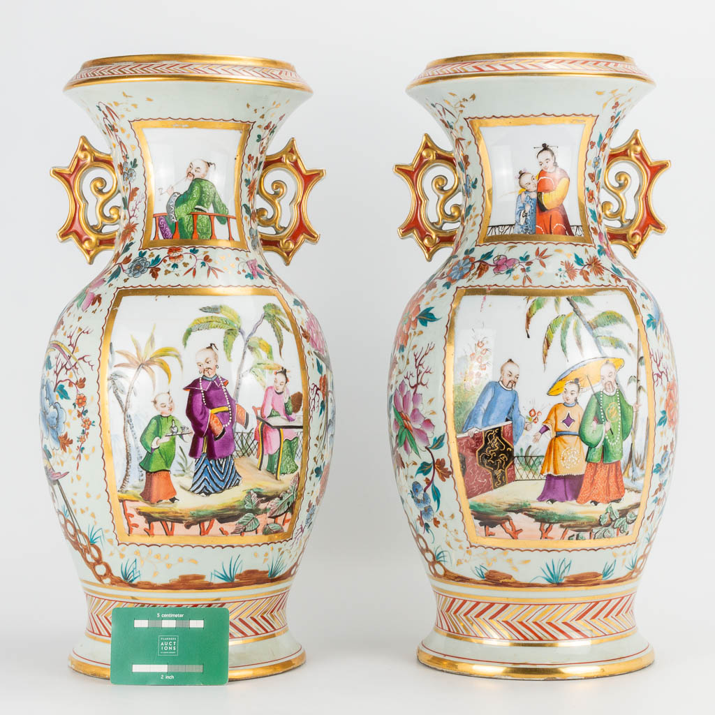 A pair of vases made of porcelain and decorated with flowers, birds, children and emperors. 19th/20t - Image 21 of 22