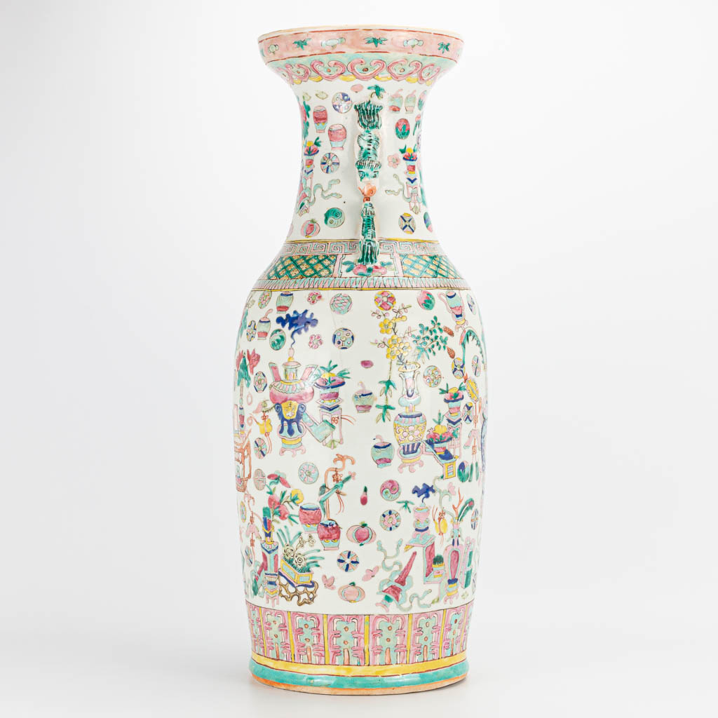 A Chinese vase with decor of antiquities. 19th/20th century. (60 x 23 cm) - Image 2 of 23