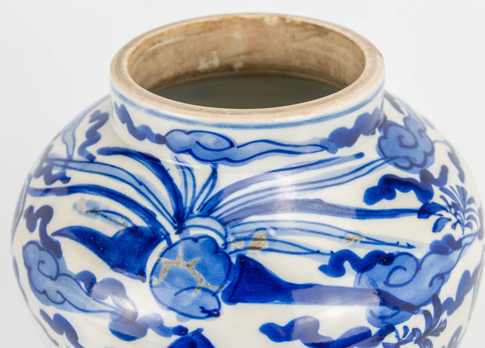 A pair of small Oriental vases wit lid, blue-white floral decor. (40 x 20 cm) - Bild 10 aus 20