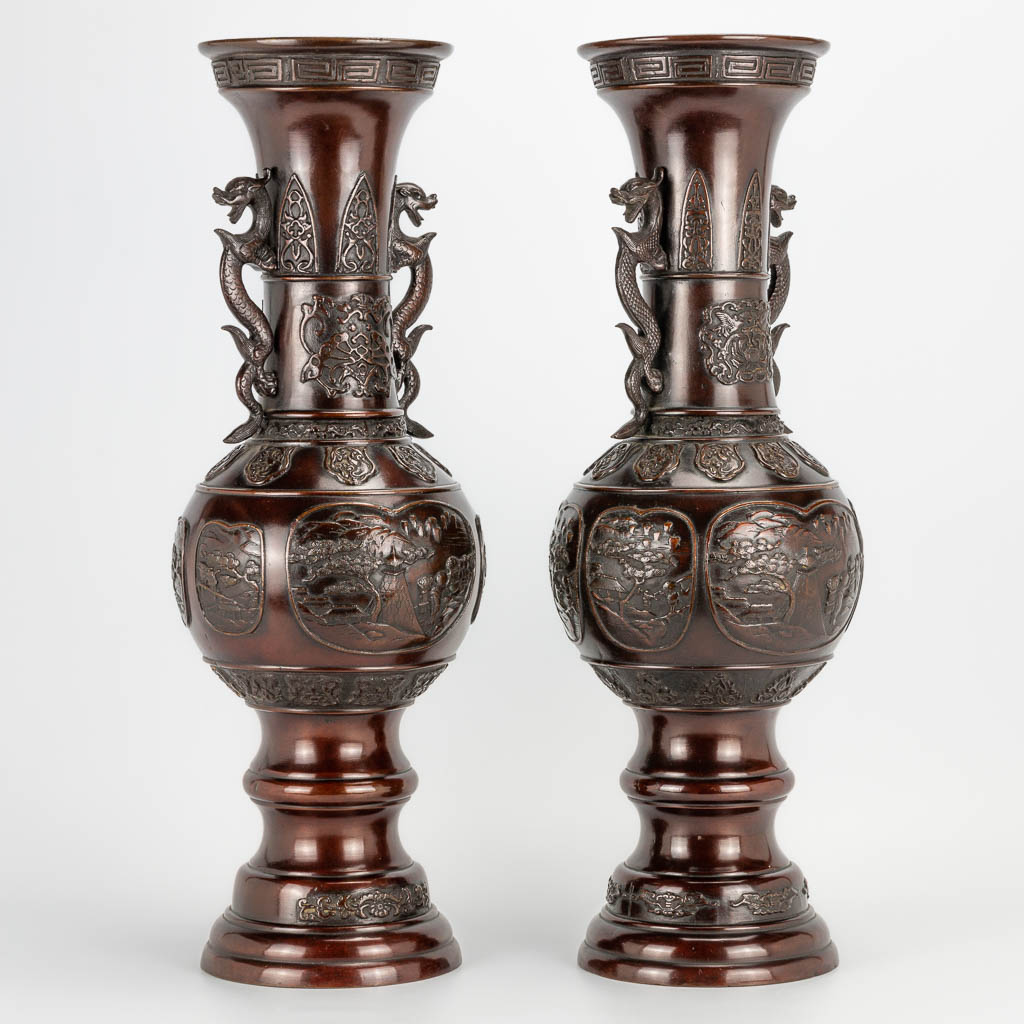 A pair of bronze Japanese vases decorated with landscapes and dragons, 19th century. (50,5 x 20 cm) - Image 5 of 19