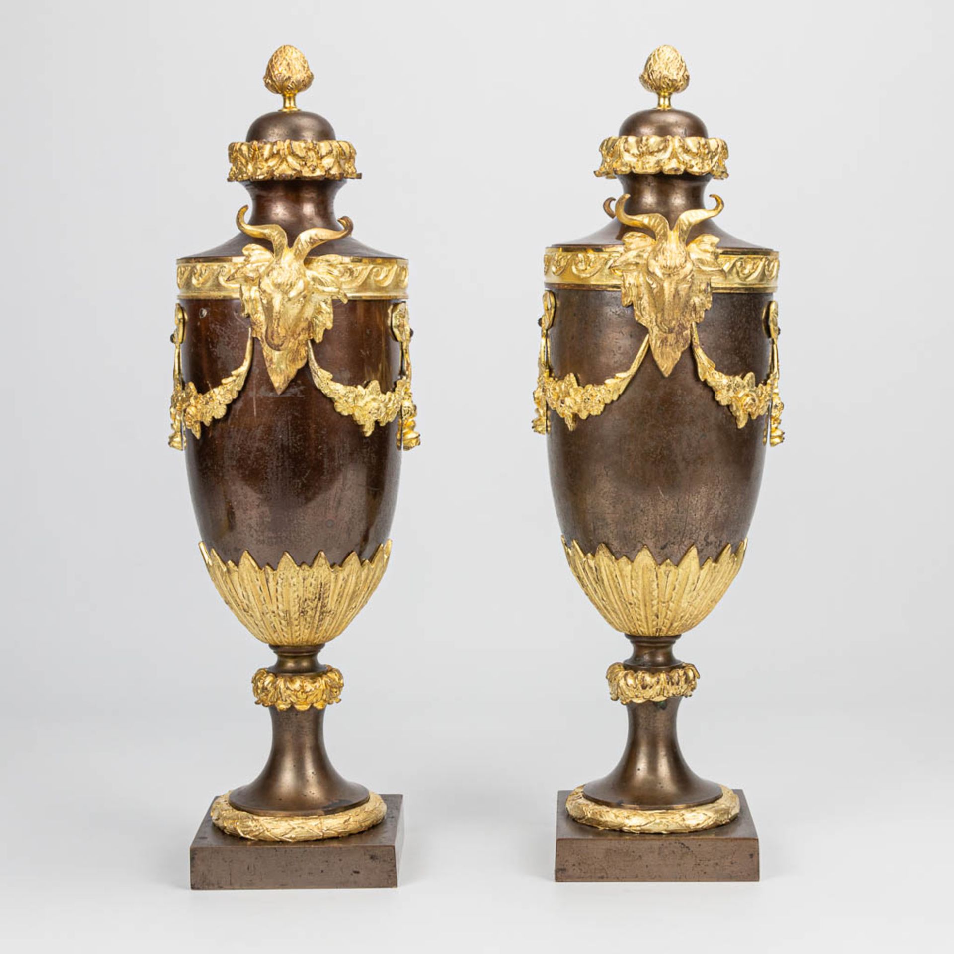 A pair of casolettes with ram's heads made of bronze and mounted with gilt bronze. Napoleon 3. (14 x - Image 2 of 8