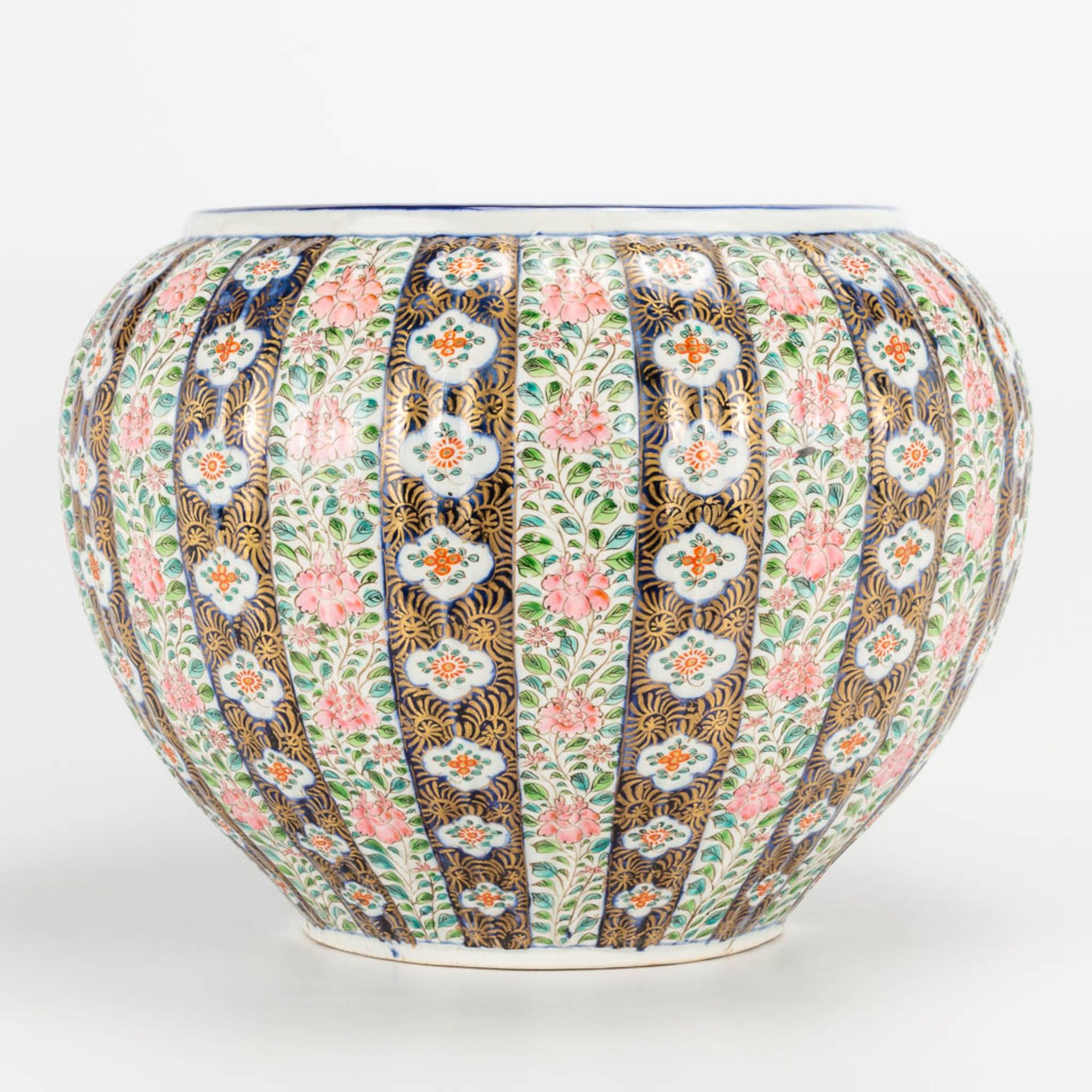 A large Japanese cache-pot, with hand-painted floral decor. (30 x 36 cm) - Bild 3 aus 12