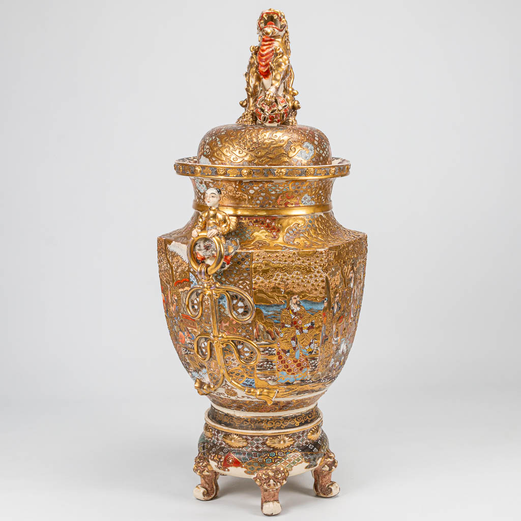 An exceptionally large Satsuma vase with lid on ceramic base, Emperor decor, Japan 19th century. (28 - Image 6 of 28