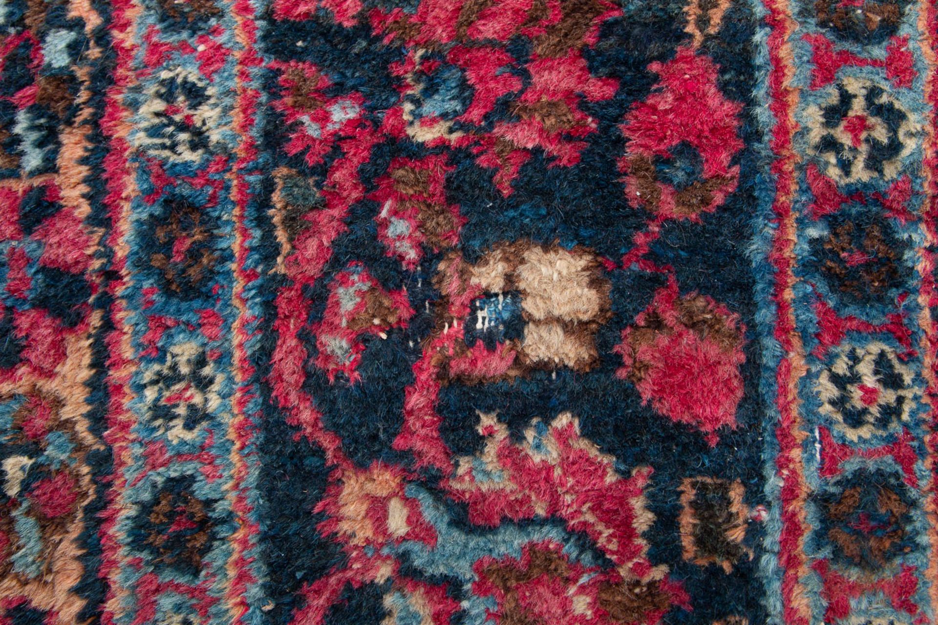 An Oriental hand-made carpet. Meshed. (342 x 255 cm) - Image 7 of 8