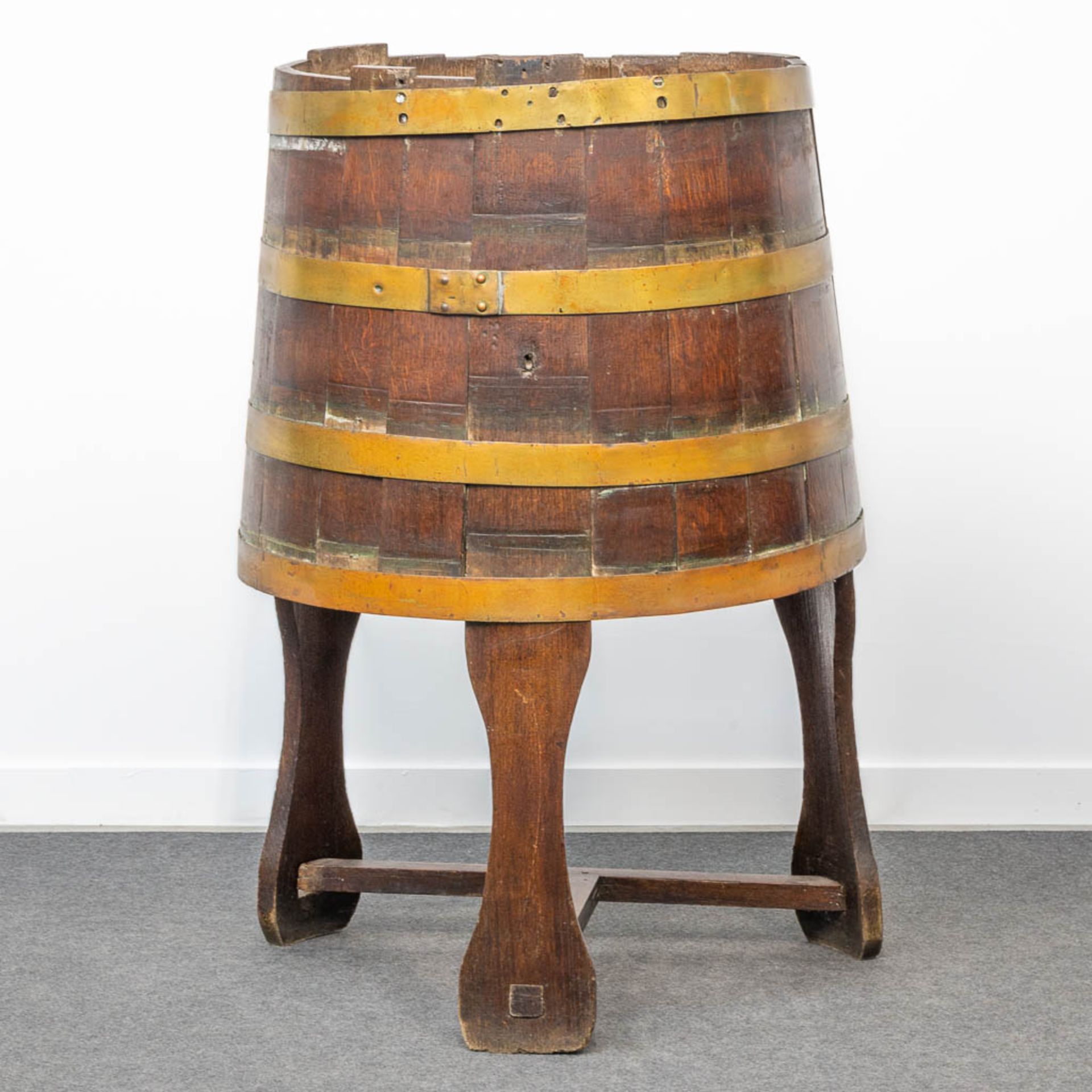 A churn standing on a base, made of oak and brass. (61 x 51 x 105 cm) - Image 2 of 6
