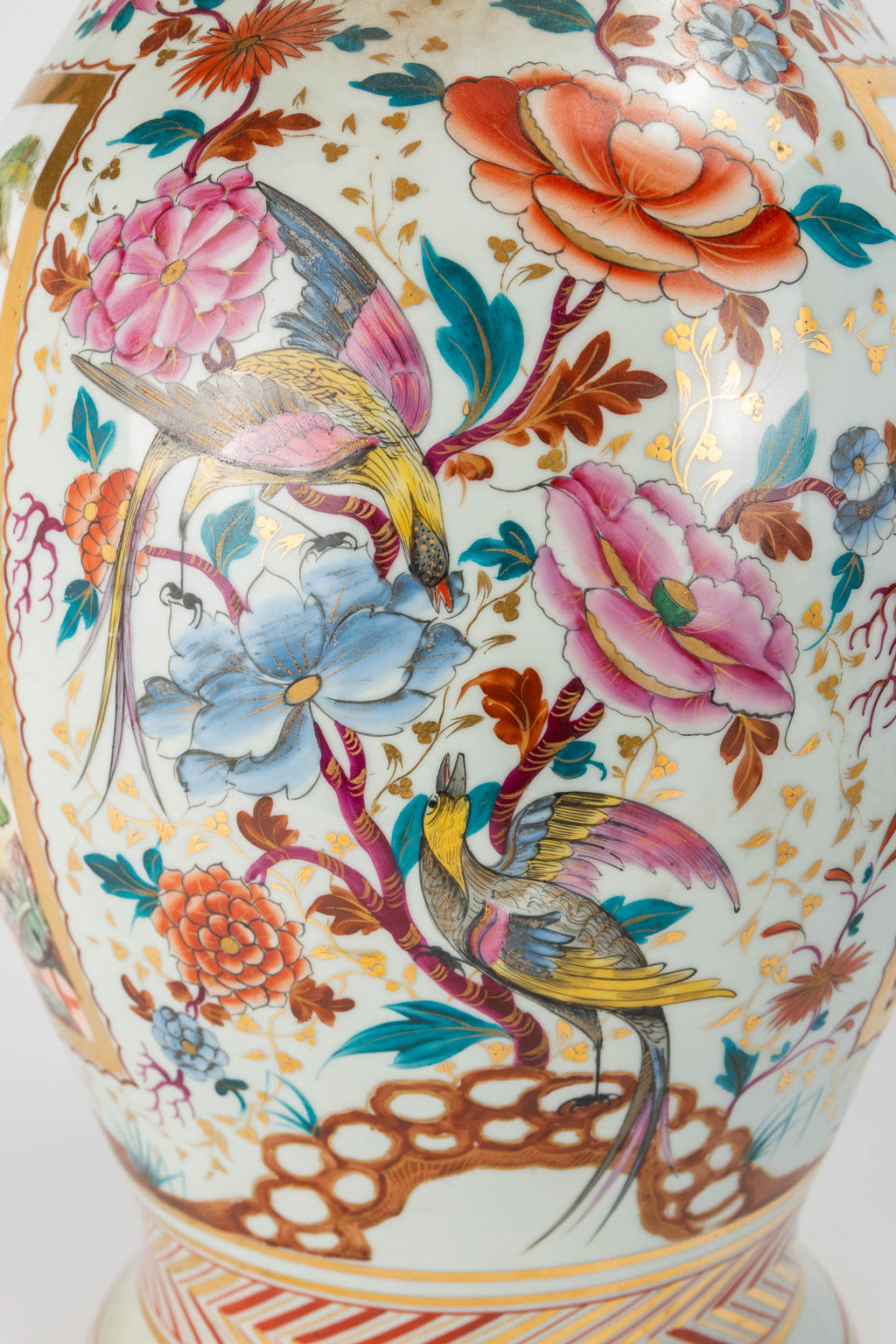 A pair of vases made of porcelain and decorated with flowers, birds, children and emperors. 19th/20t - Image 18 of 22