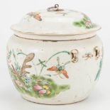 A Chinese porcelain jar with lid, with flower and butterfly decor. 19th/20th century. (21 x 23 cm)
