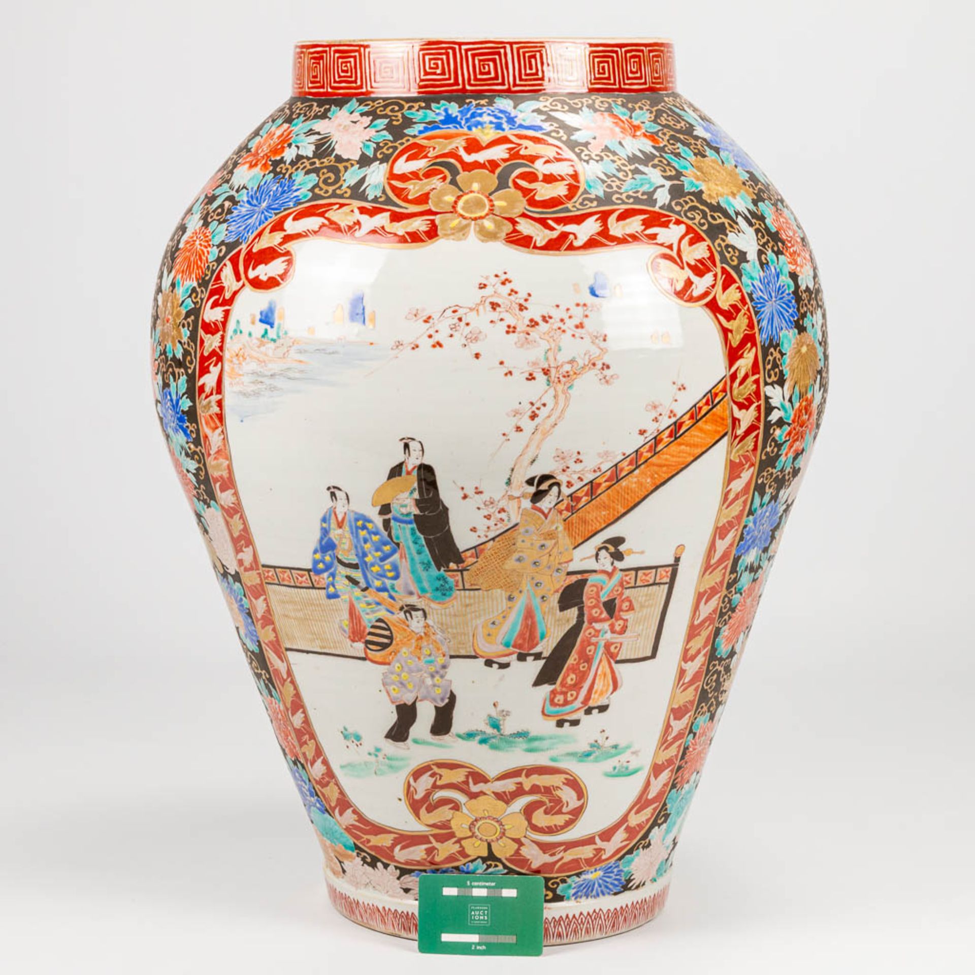 A large Imari display vase made of hand-painted porcelain in Japan. 19th/20th century. (60 x 42 cm) - Image 8 of 21