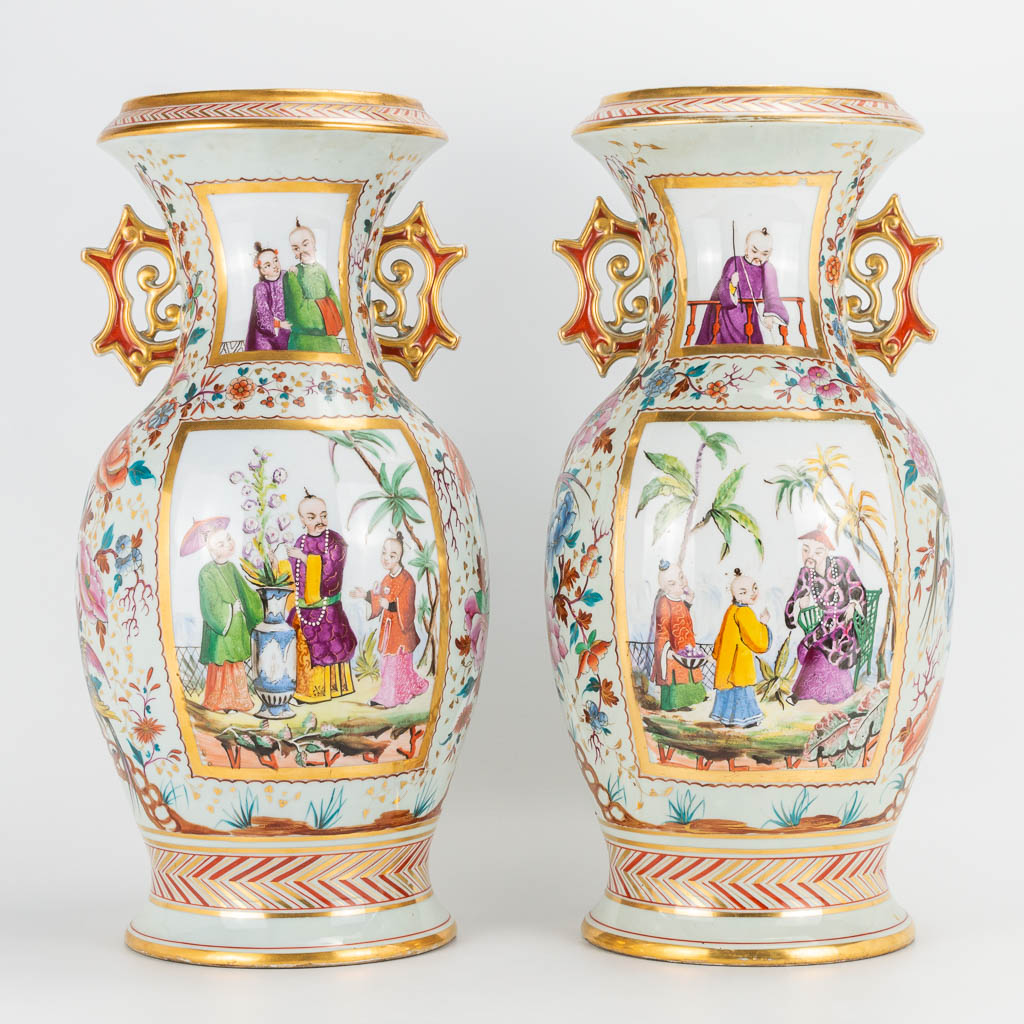 A pair of vases made of porcelain and decorated with flowers, birds, children and emperors. 19th/20t