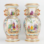 A pair of vases made of porcelain and decorated with flowers, birds, children and emperors. 19th/20t