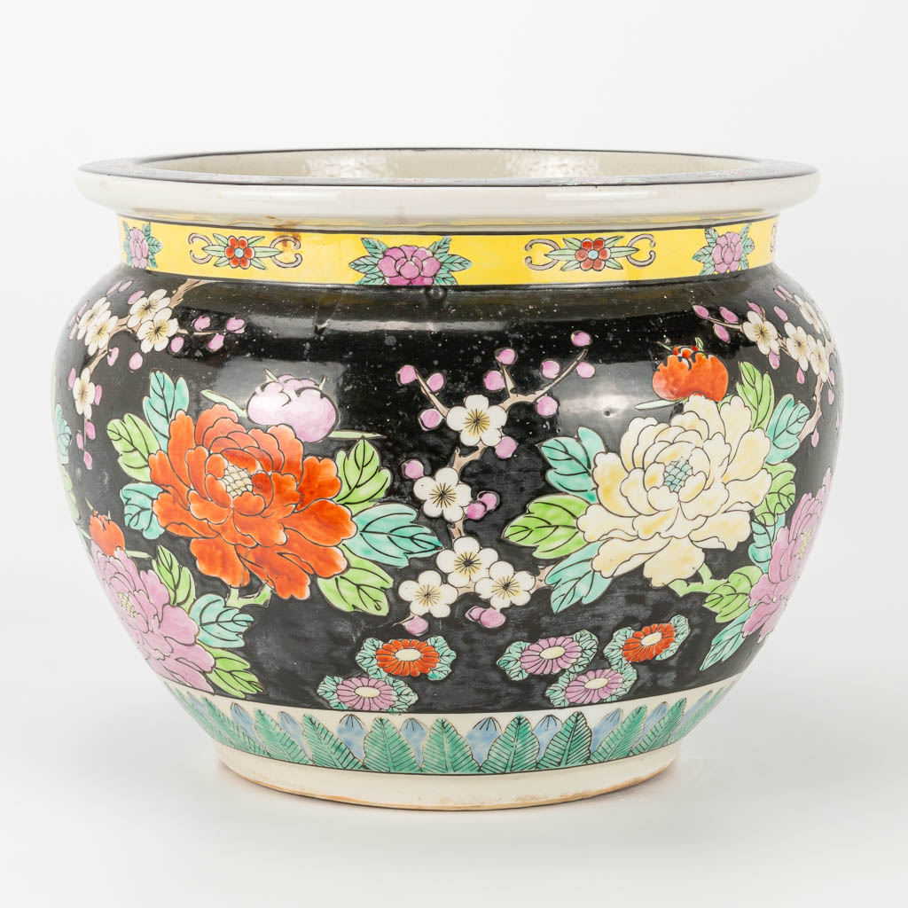 A large famille noir cache pot made of Chinese porcelain with images of birds and flowers. 20th cent - Image 6 of 17