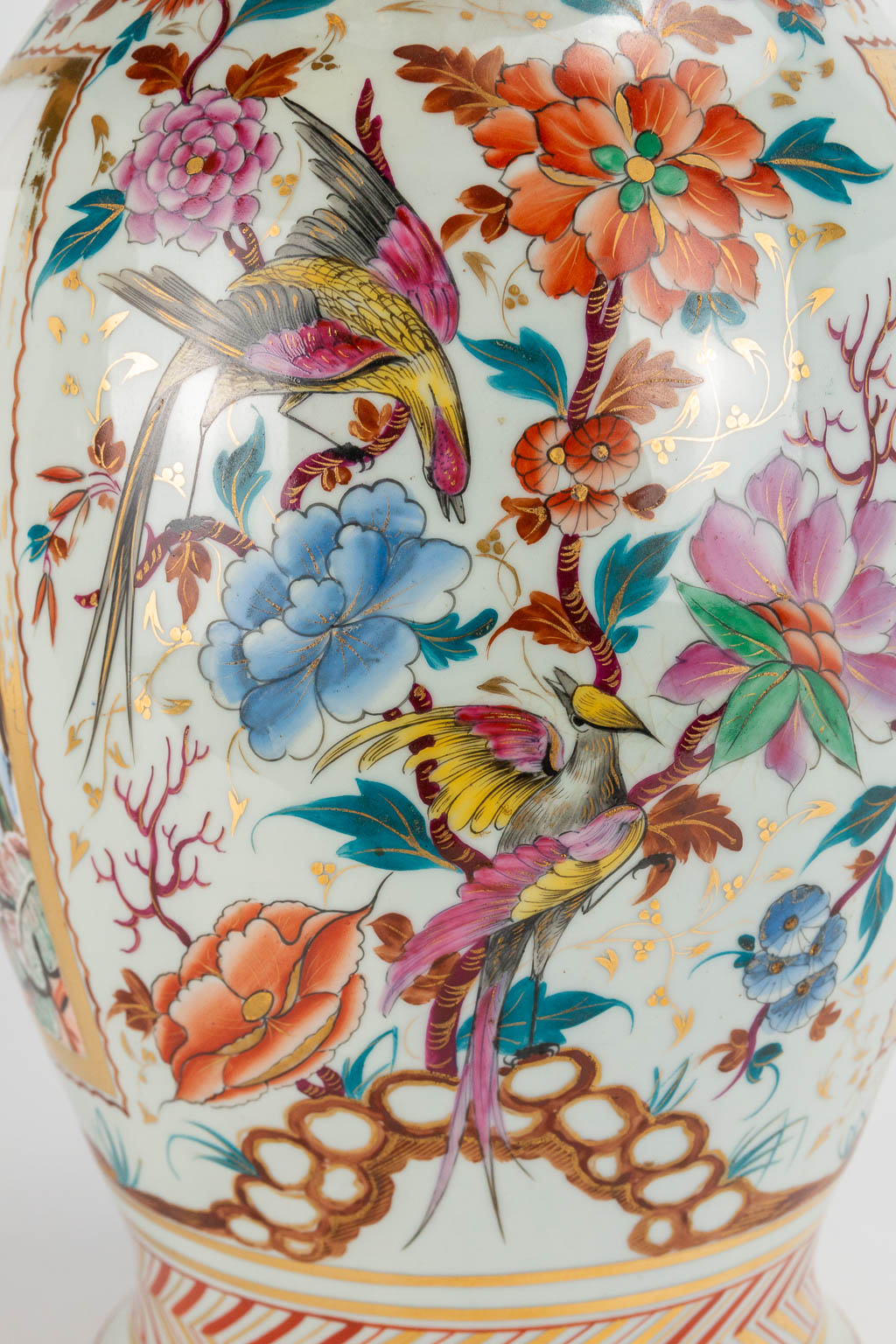 A pair of vases made of porcelain and decorated with flowers, birds, children and emperors. 19th/20t - Image 17 of 22