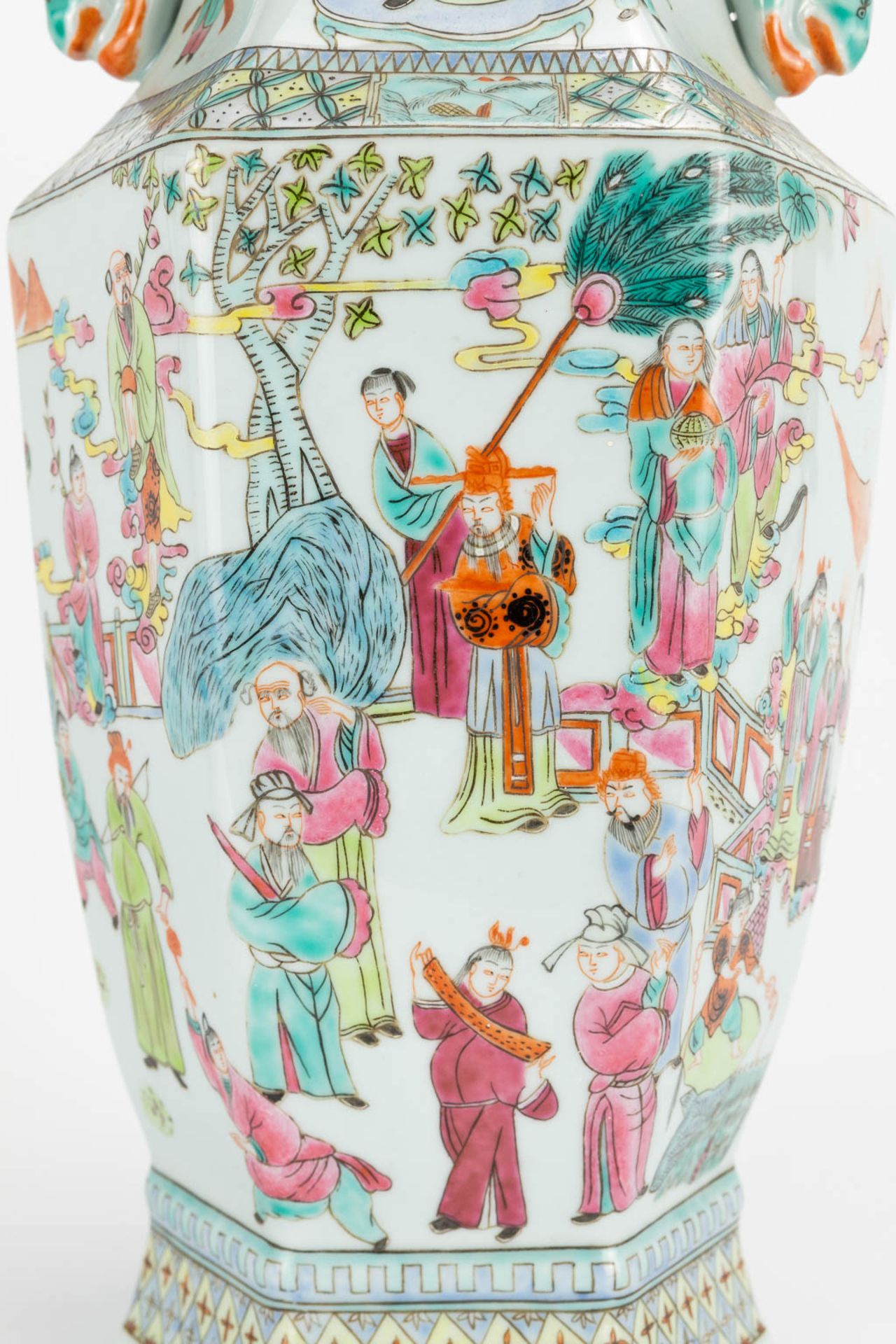 A collection of 2 Chinese vases with decor of emperors, playing children and ladies in court. 20th c - Image 24 of 29