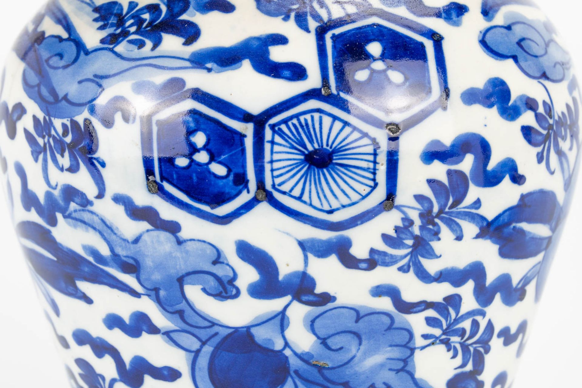 A pair of small Oriental vases wit lid, blue-white floral decor. (40 x 20 cm) - Bild 16 aus 20