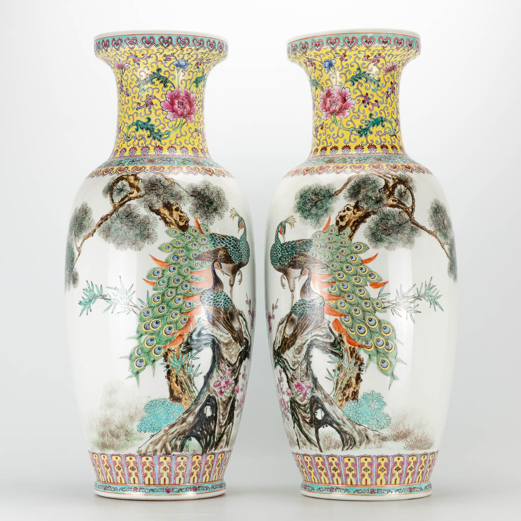 A pair of Chinese vases made of porcelain hand painted decor with peacocks. Marked Qianlong. 20th ce - Image 11 of 19