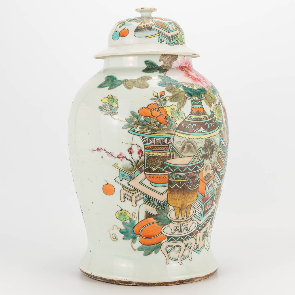 A Chinese porcelain vase with lid, decor of 100 antiquities. 19th/20th century. (43 x 27 cm) - Image 9 of 20