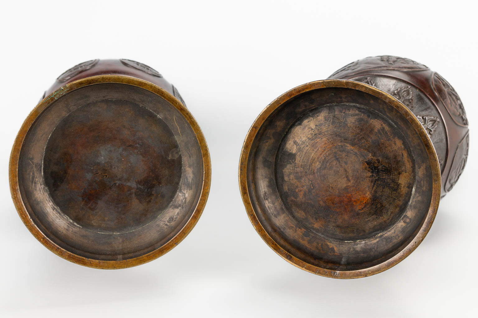 A pair of bronze Japanese vases decorated with landscapes and dragons, 19th century. (50,5 x 20 cm) - Image 13 of 19