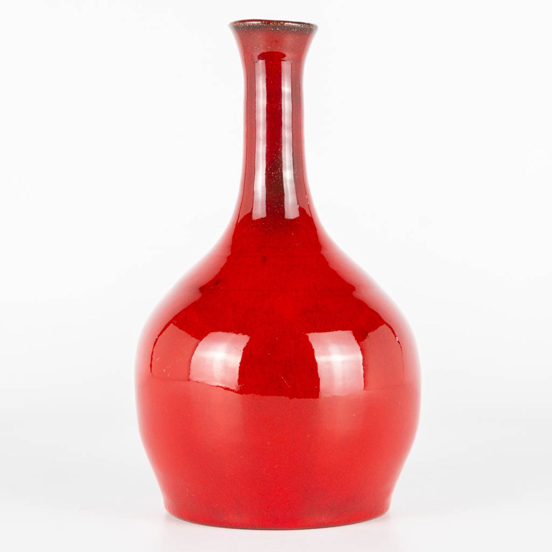 Leon GOOSSENS (XX) A red glazed vase made of ceramics. Not marked. (20 x 11 cm) - Image 2 of 9