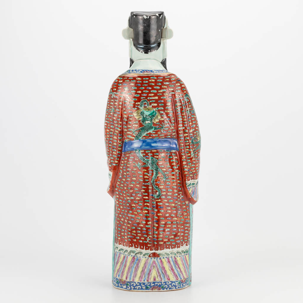 A Chinese porcelain statue of a wise man. 19th/20th century. (12 x 18 x 48 cm) - Image 7 of 20