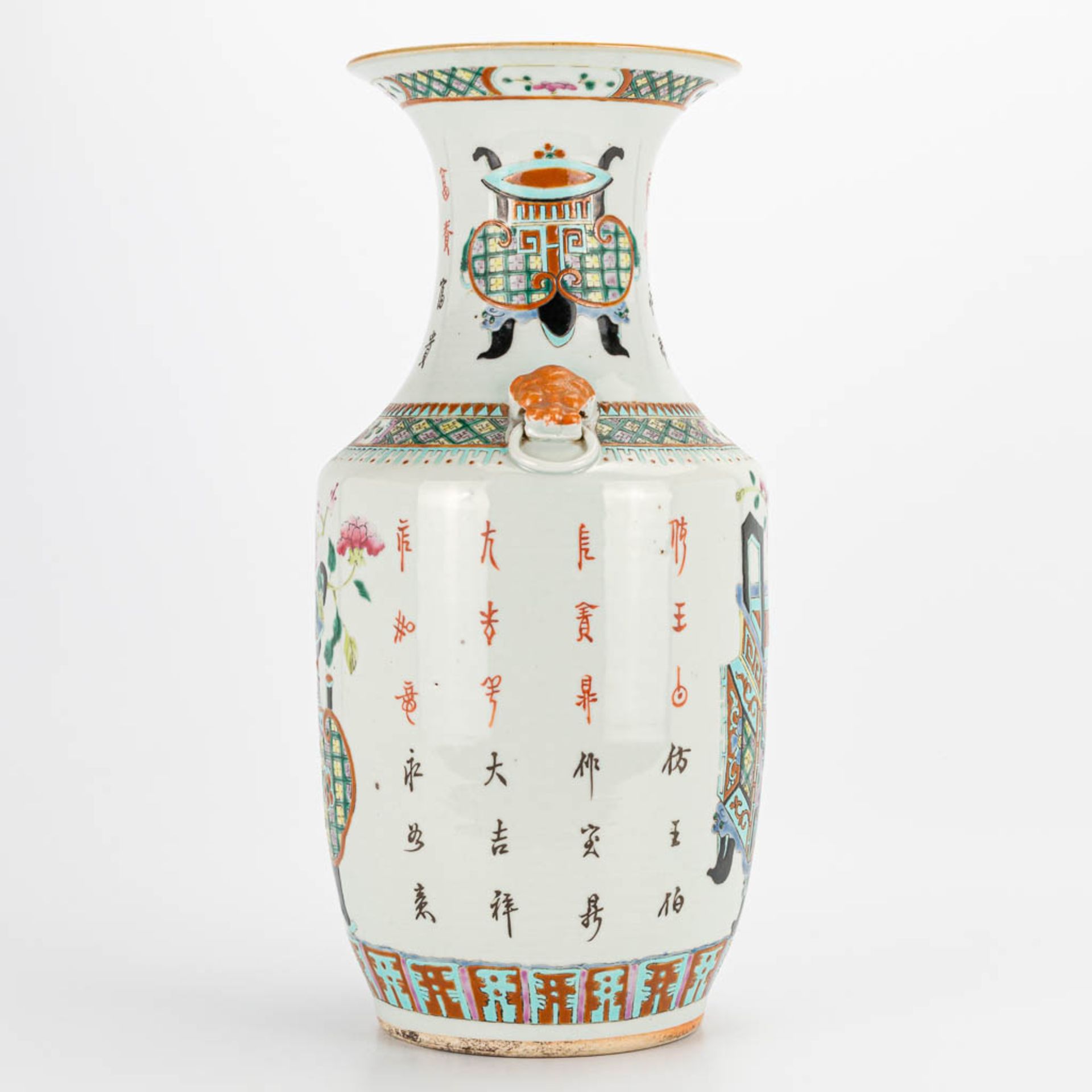 A chinese vase with decor of a planter. 19th/20th century. (43 x 20 cm) - Image 2 of 23