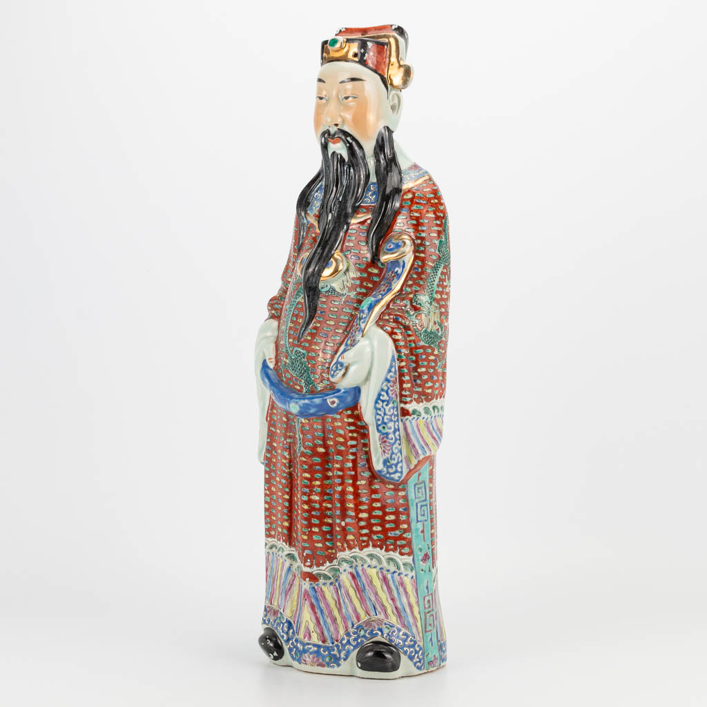 A Chinese porcelain statue of a wise man. 19th/20th century. (12 x 18 x 48 cm) - Image 9 of 20