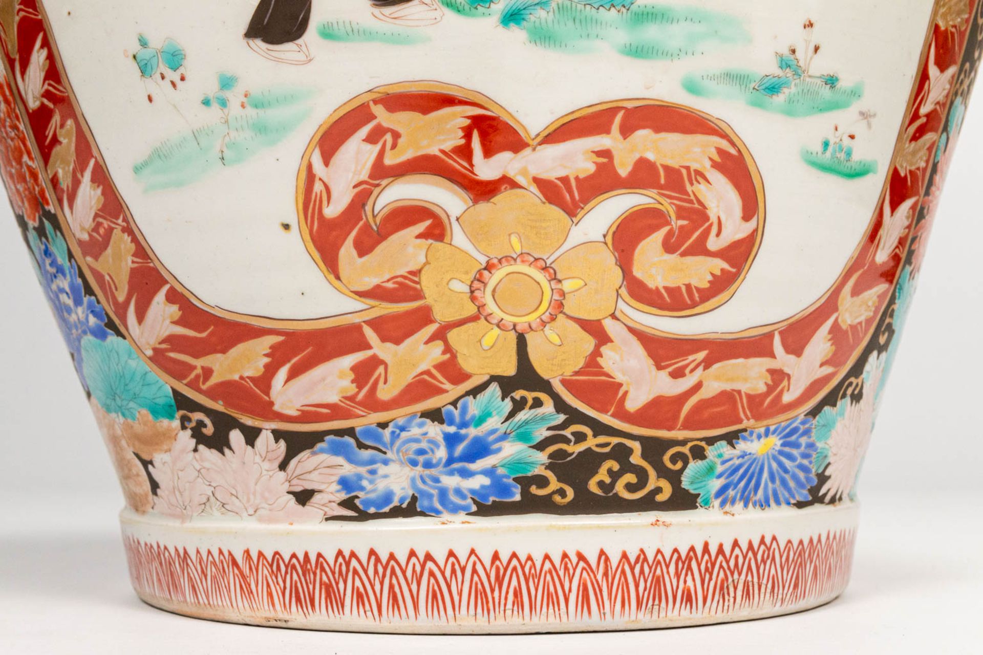 A large Imari display vase made of hand-painted porcelain in Japan. 19th/20th century. (60 x 42 cm) - Image 13 of 21