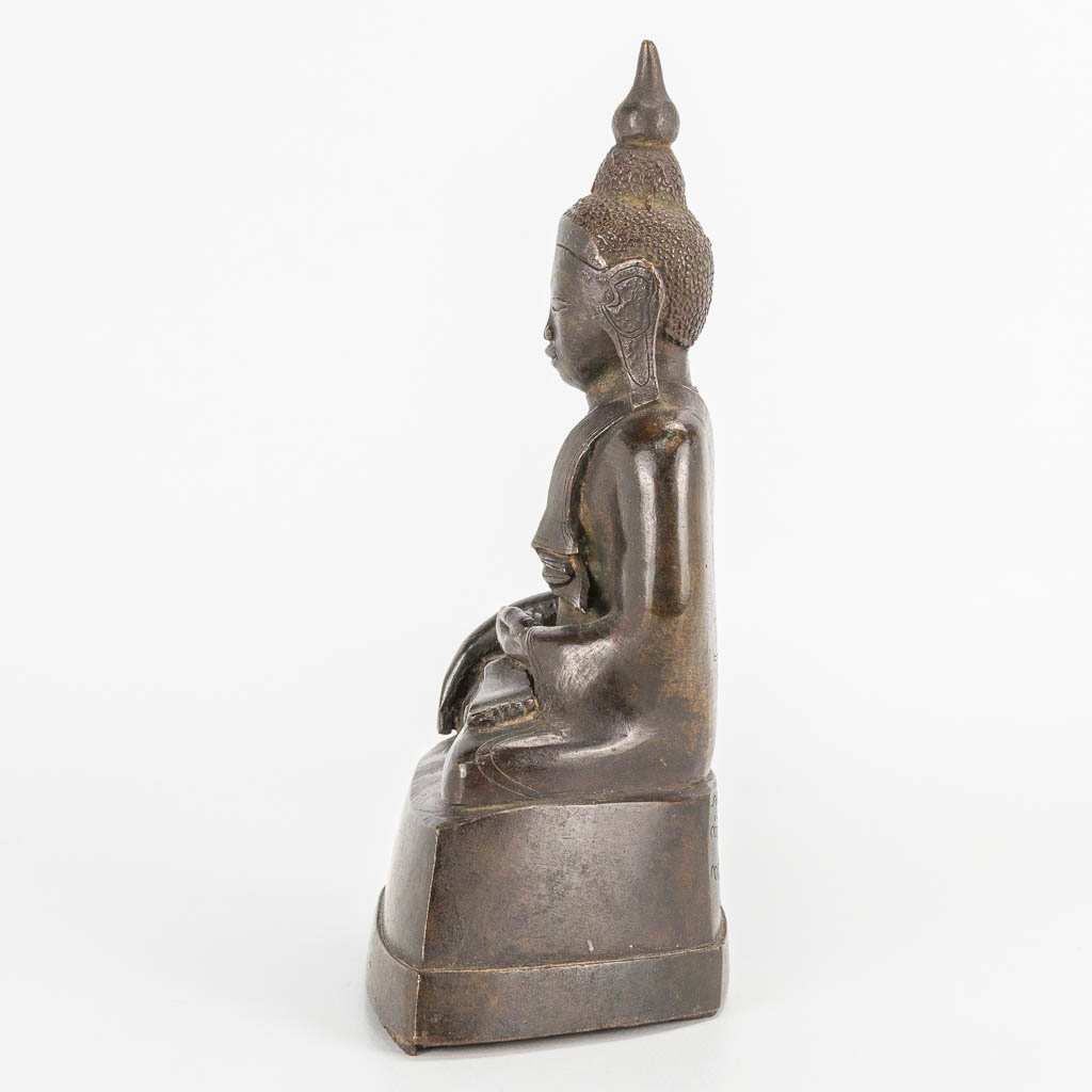 An antique Oriental Buddha, made of patinated bronze. (6 x 11,5 x 18 cm) - Image 3 of 12