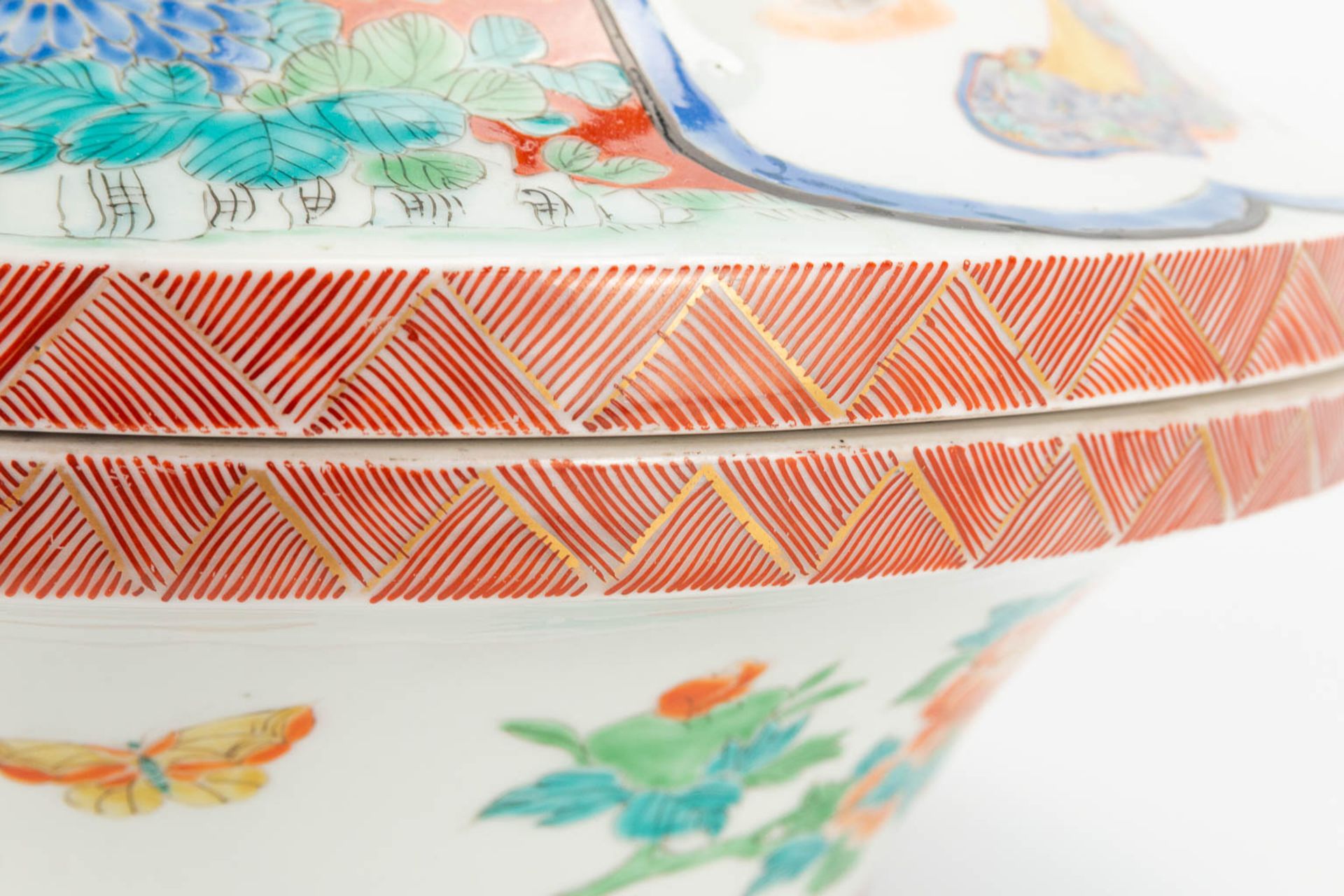 A collection of 2 pieces Japanese: Porcelain Imari rice bowl and a bronze vide poche. (20 x 33 cm) - Image 10 of 30