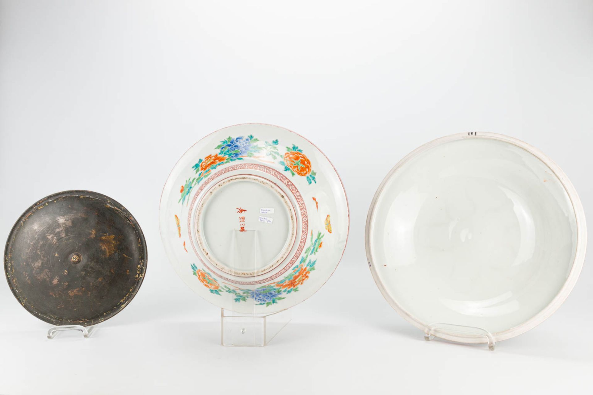 A collection of 2 pieces Japanese: Porcelain Imari rice bowl and a bronze vide poche. (20 x 33 cm) - Image 2 of 30