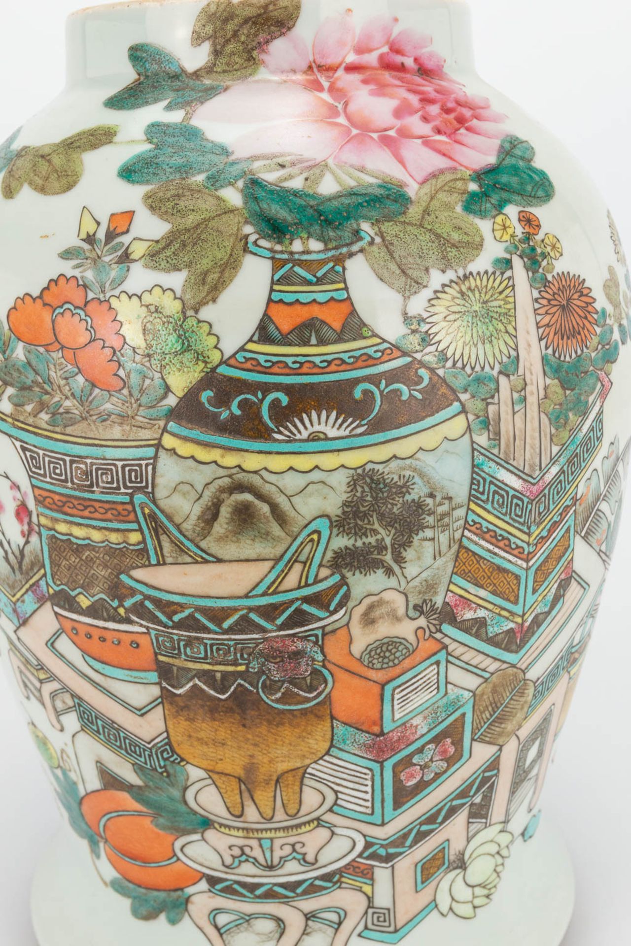 A Chinese porcelain vase with lid, decor of 100 antiquities. 19th/20th century. (43 x 27 cm) - Image 19 of 20
