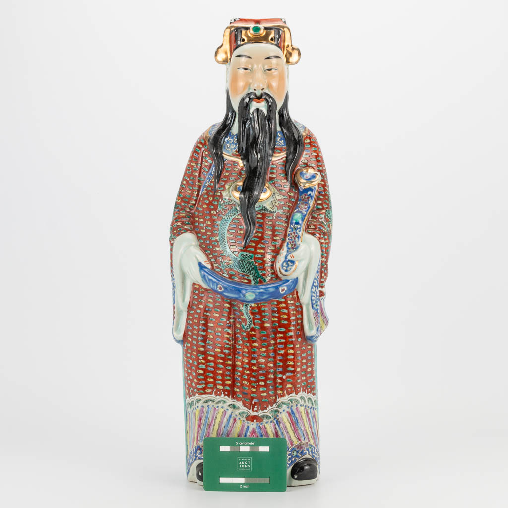 A Chinese porcelain statue of a wise man. 19th/20th century. (12 x 18 x 48 cm) - Image 6 of 20