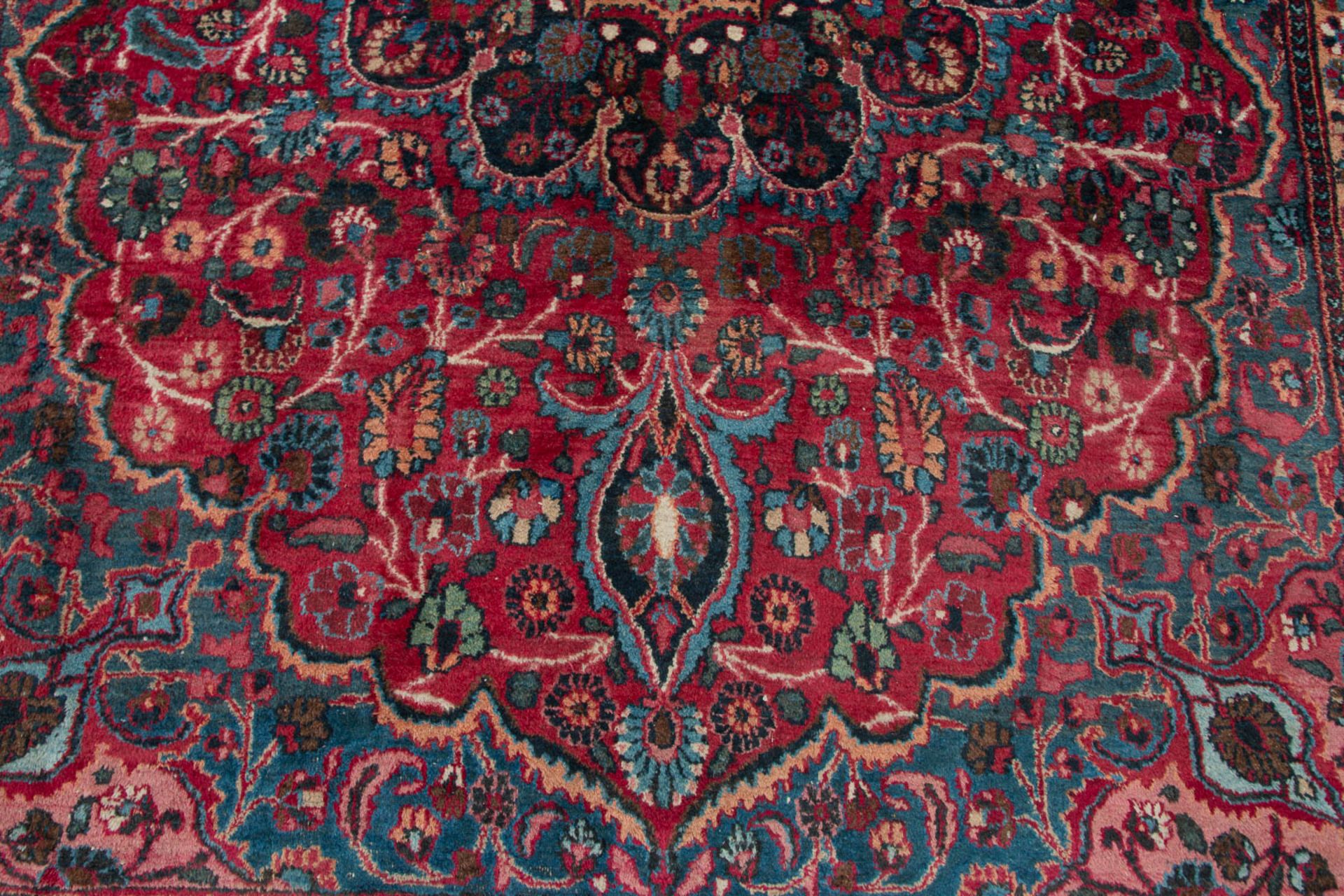 An Oriental hand-made carpet. Meshed. (342 x 255 cm) - Image 4 of 8