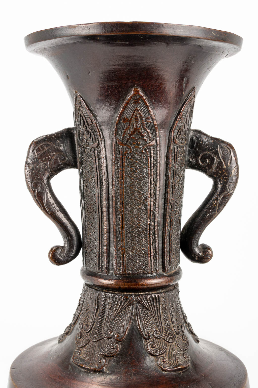 A pair of vases made of bronze with bird decor, Japan Meiji, 19th century. (30 x 12,5 cm) - Image 17 of 19