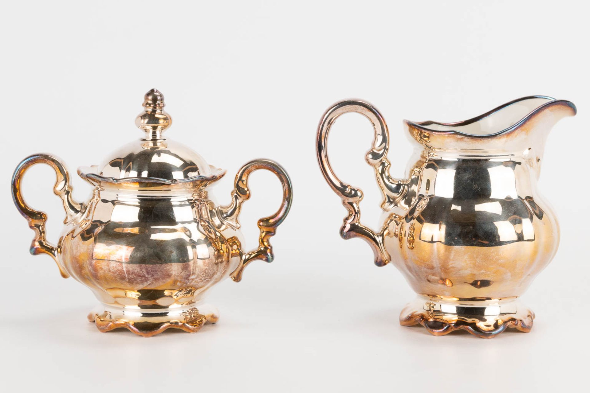 A coffee and tea service made of silver-plated porcelain. Not marked. (13 x 28 x 25 cm) - Bild 9 aus 9