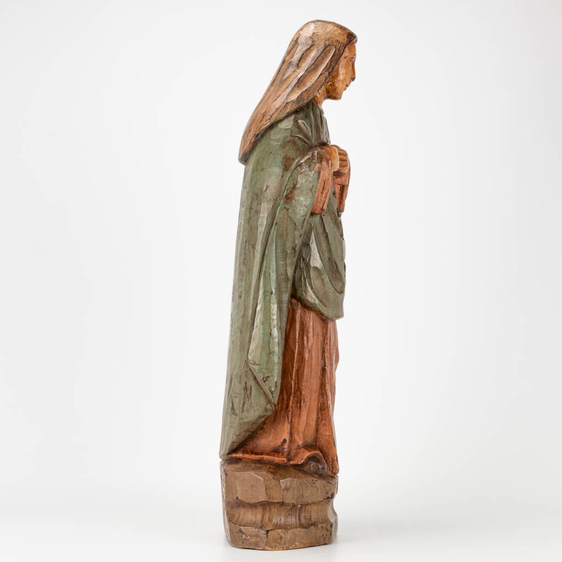 A wood sculpture of Madonna with polychrome. The second half of the 19th century. (12 x 22 x 57 cm) - Bild 2 aus 16