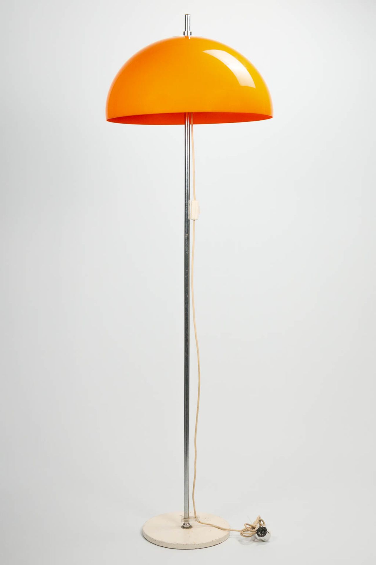 A standing lamp with orange acrylic lamp shade on metal base. Around 1970. (45 x 150 cm) - Bild 6 aus 10