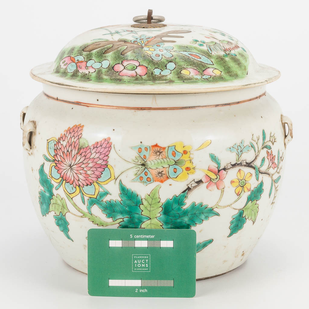A Chinese porcelain jar with lid, with flower and butterfly decor. 19th/20th century. (21 x 23 cm) - Image 7 of 18
