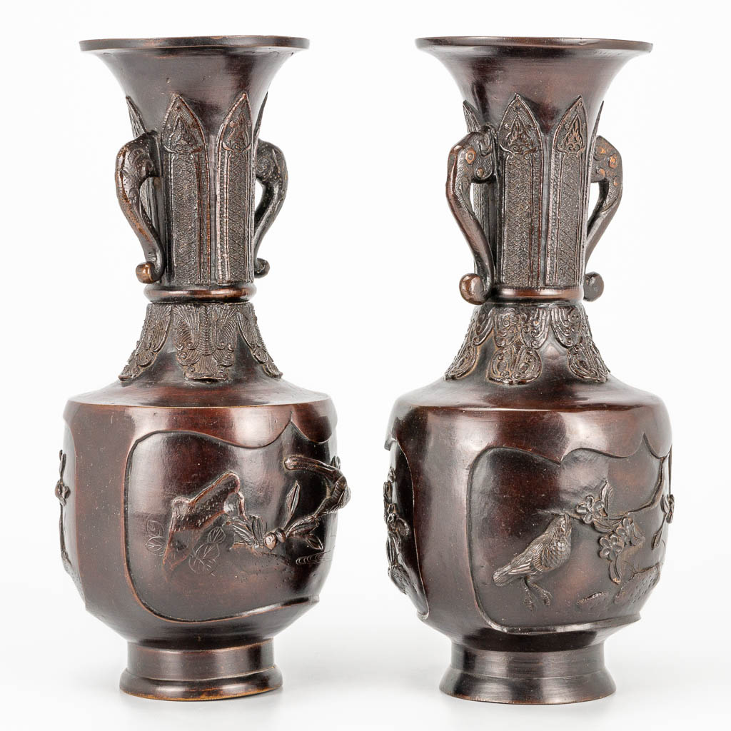 A pair of vases made of bronze with bird decor, Japan Meiji, 19th century. (30 x 12,5 cm) - Image 7 of 19