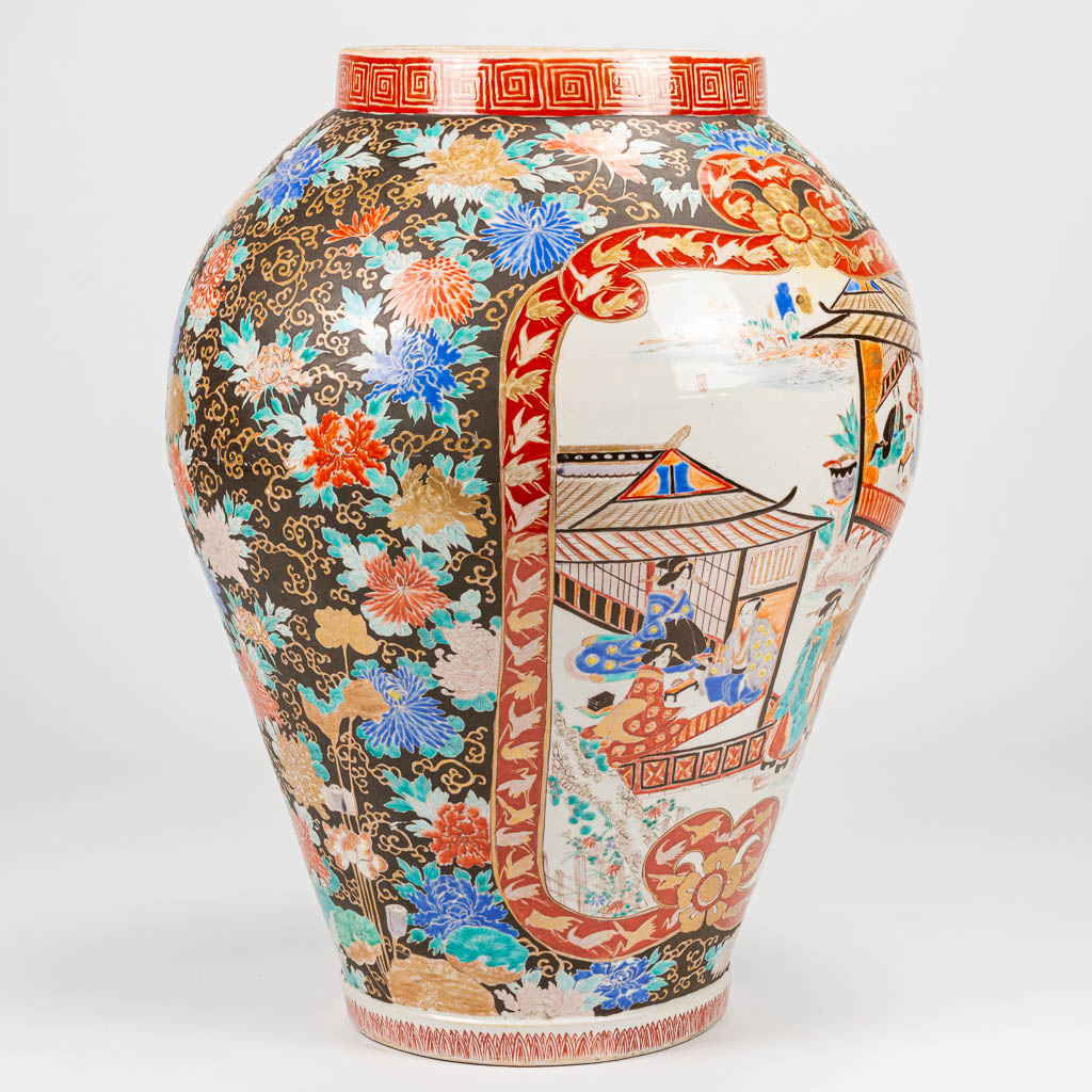 A large Imari display vase made of hand-painted porcelain in Japan. 19th/20th century. (60 x 42 cm) - Image 16 of 21