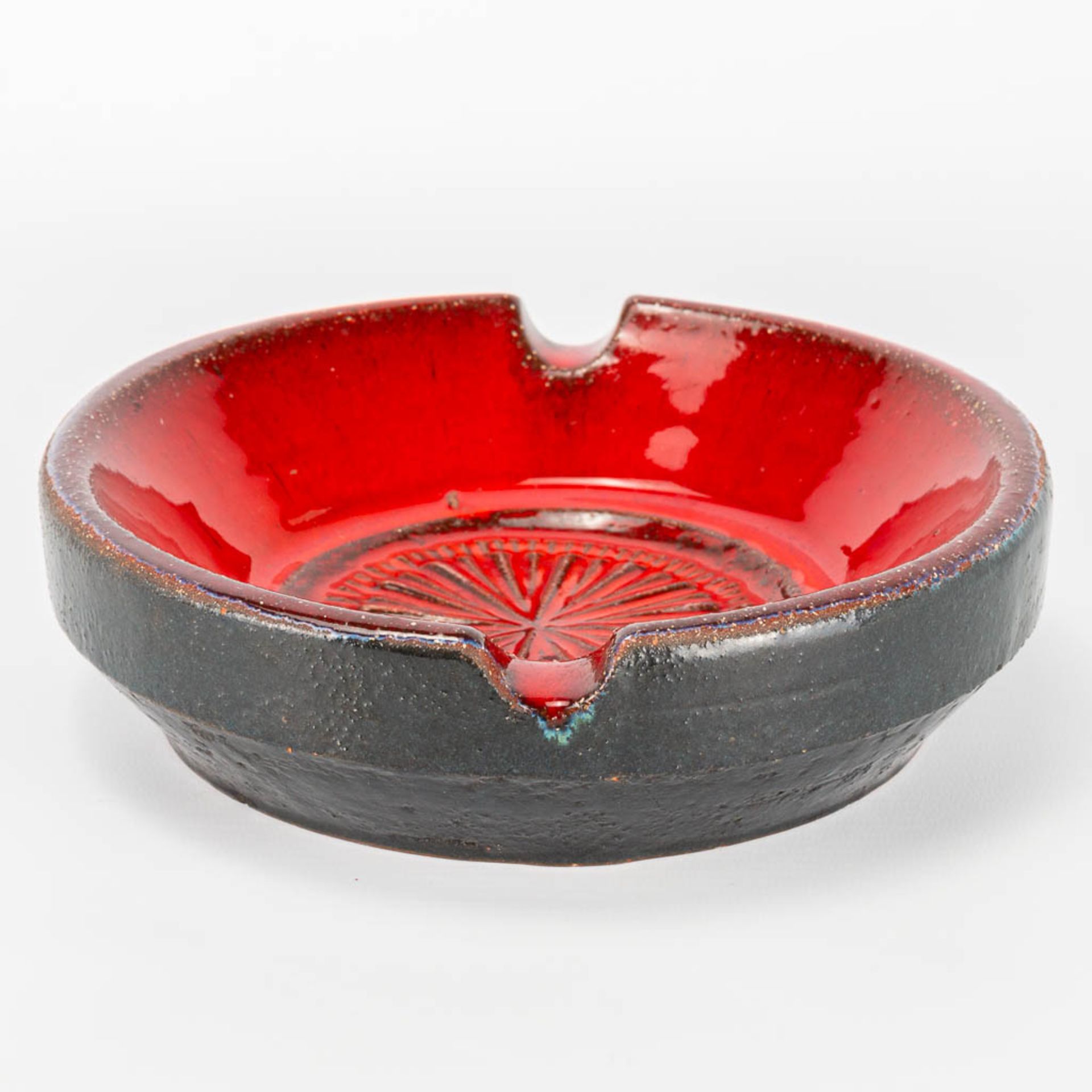 Rogier VANDEWEGHE (1923-2020) A collection of 2 ashtrays made of red glazed ceramics for Amphora. Ma - Image 4 of 19