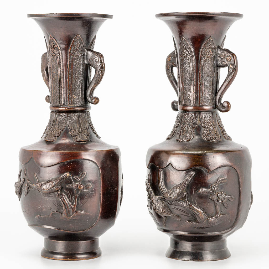 A pair of vases made of bronze with bird decor, Japan Meiji, 19th century. (30 x 12,5 cm) - Image 5 of 19