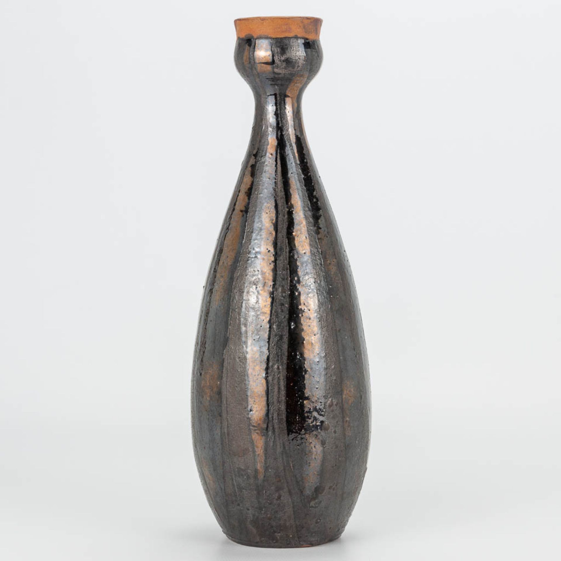 Elisabeth VANDEWEGHE (XX-XXI) A ceramic vase made for Perignem. Marked on the base. (9 x 26 cm) - Image 3 of 12