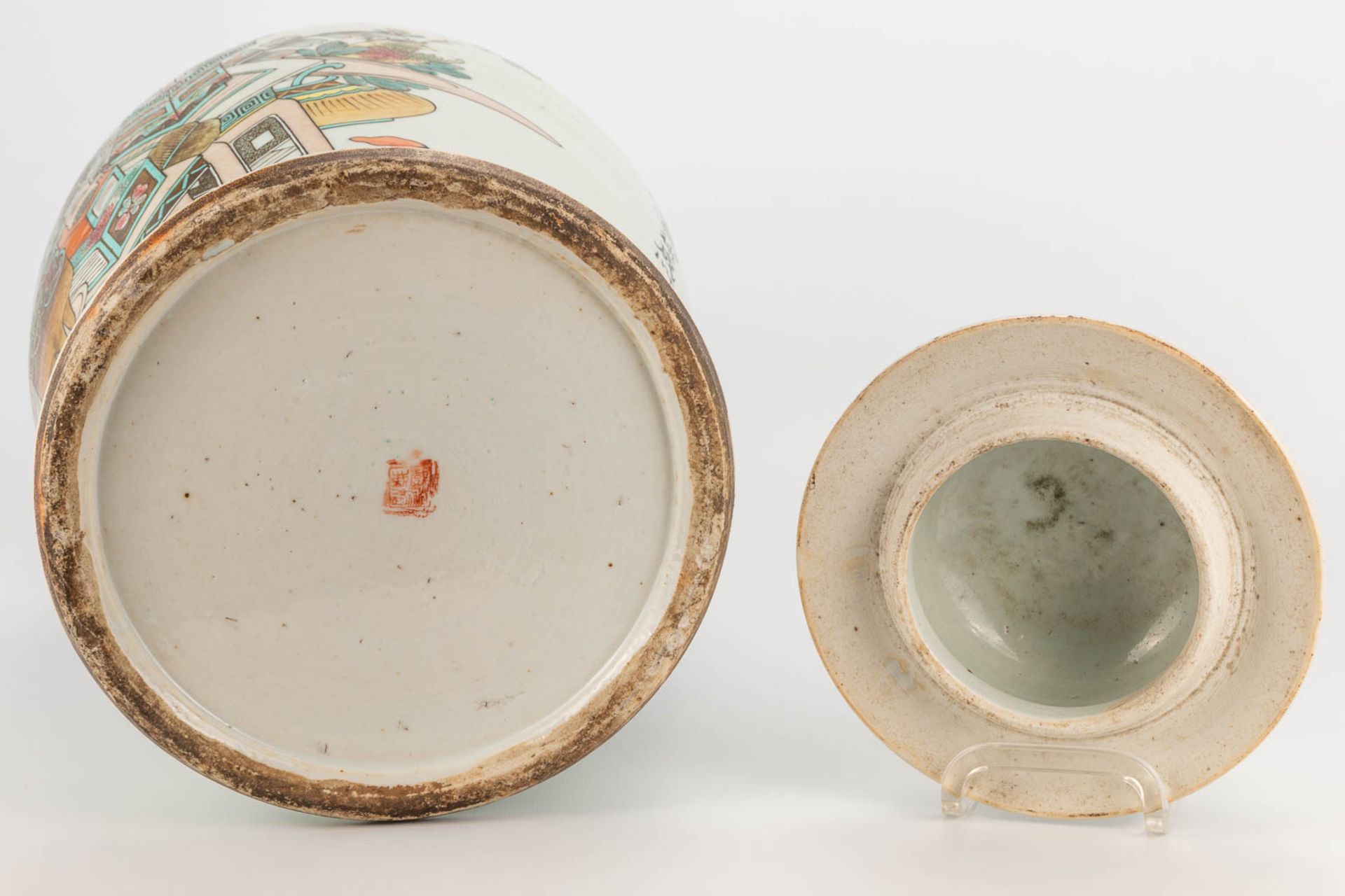 A Chinese porcelain vase with lid, decor of 100 antiquities. 19th/20th century. (43 x 27 cm) - Image 13 of 20