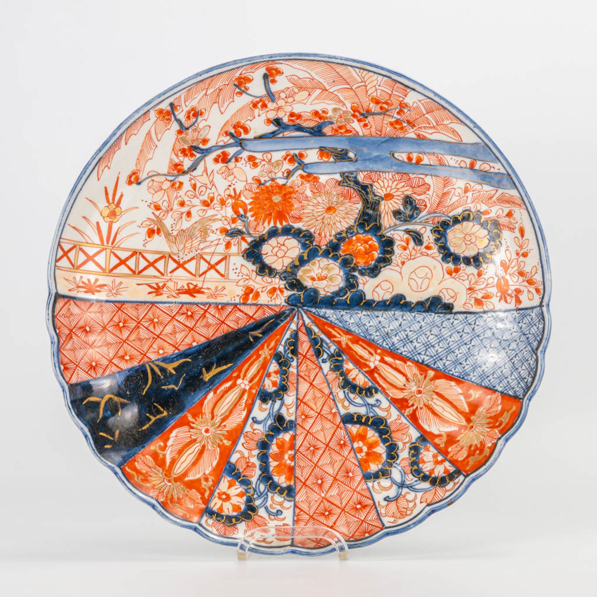 A collection of 5 Imari display plates made of Japanese porcelain. (4,5 x 30 cm) - Image 13 of 16
