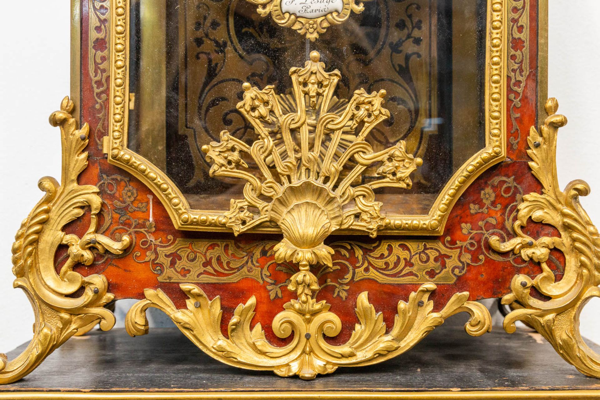 A cartel clock, finished with tortoise shell in a boulle technique, and mounted with gilt bronze. 19 - Image 9 of 10