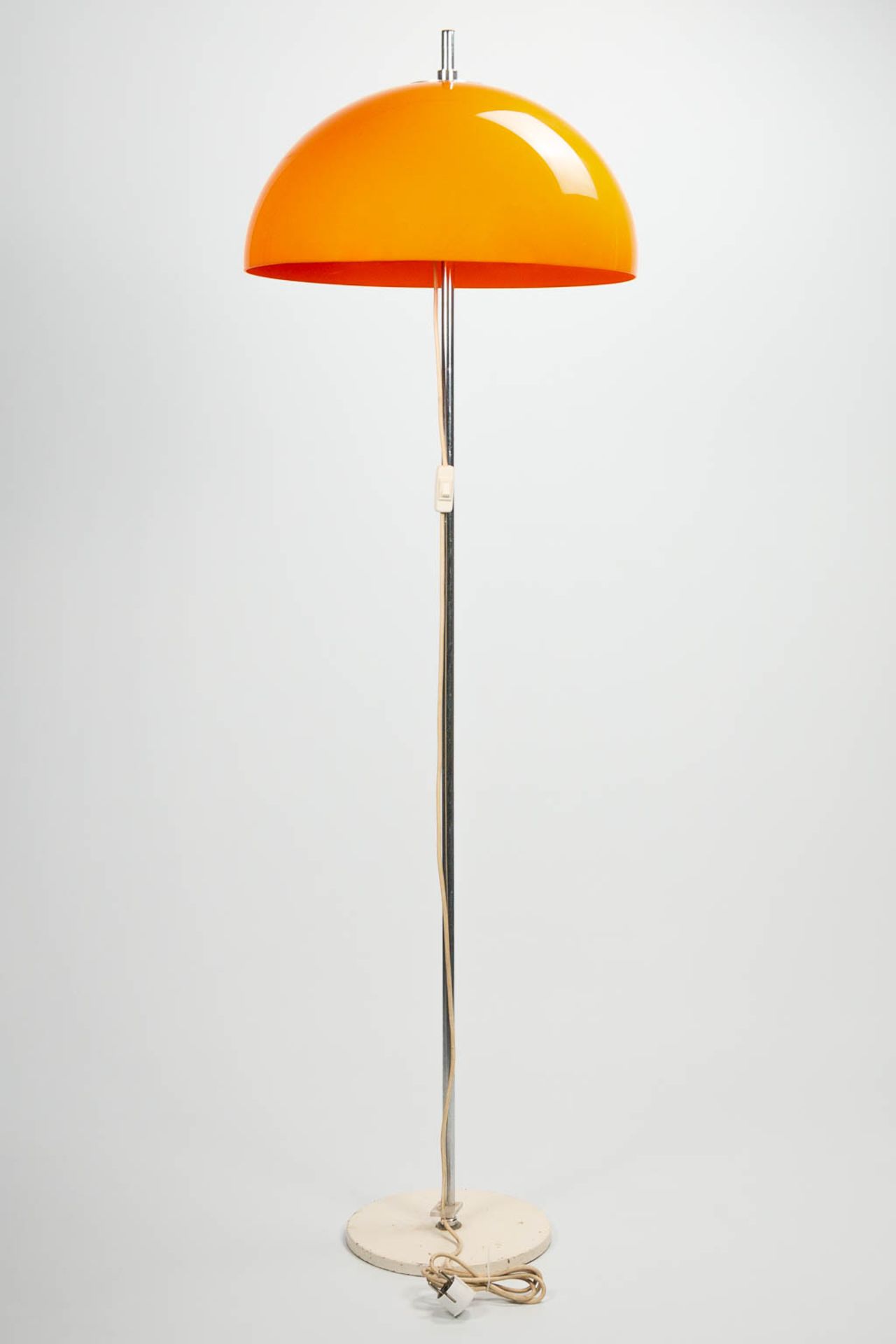 A standing lamp with orange acrylic lamp shade on metal base. Around 1970. (45 x 150 cm) - Bild 4 aus 10