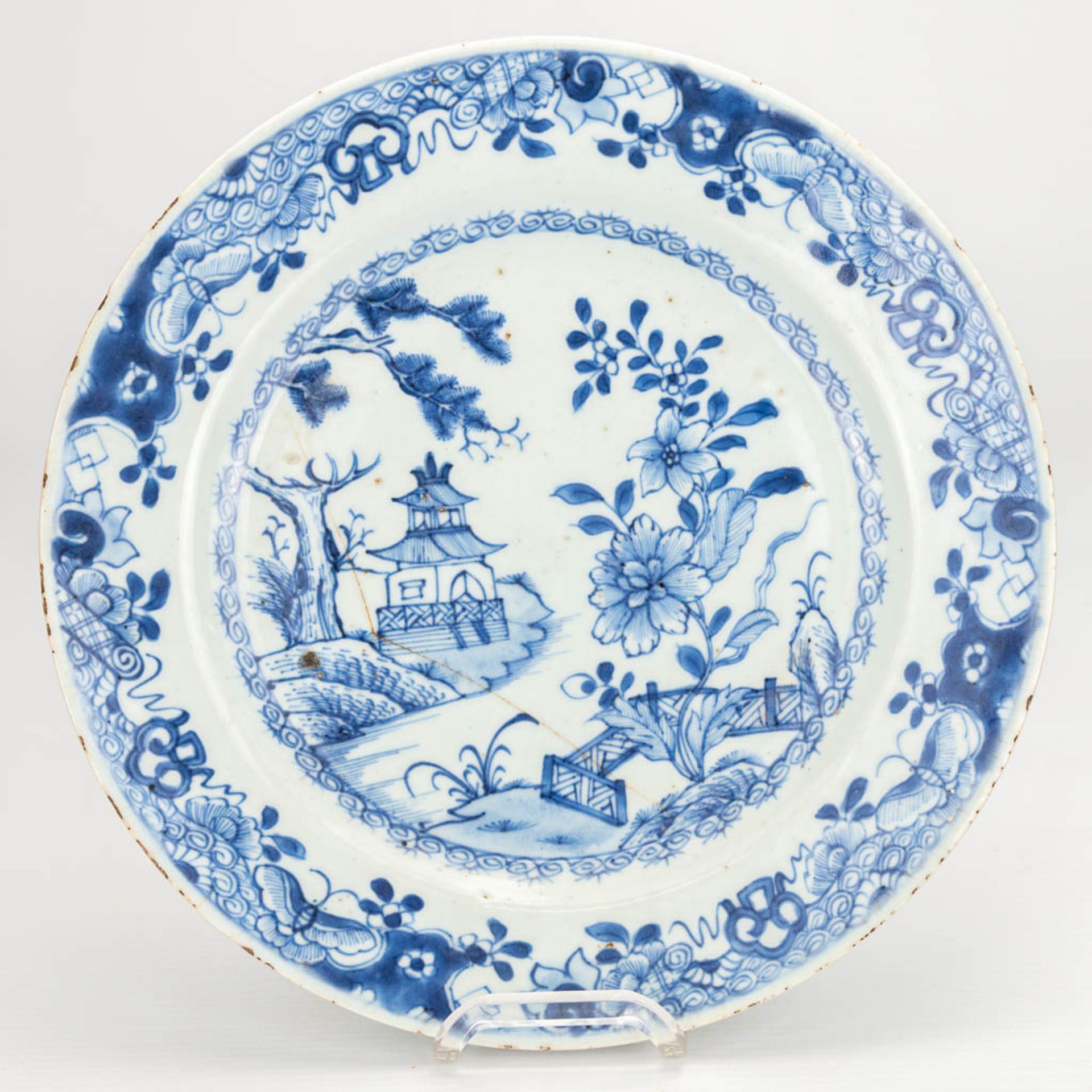 A collection of 10 display plates made of Oriental porcelain, Imari and blue-white and Famille Rose. - Image 13 of 16